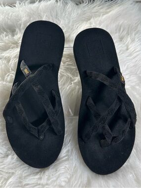 Teva Size 9 W Black Suede-Look Flip Flops Excellent condition